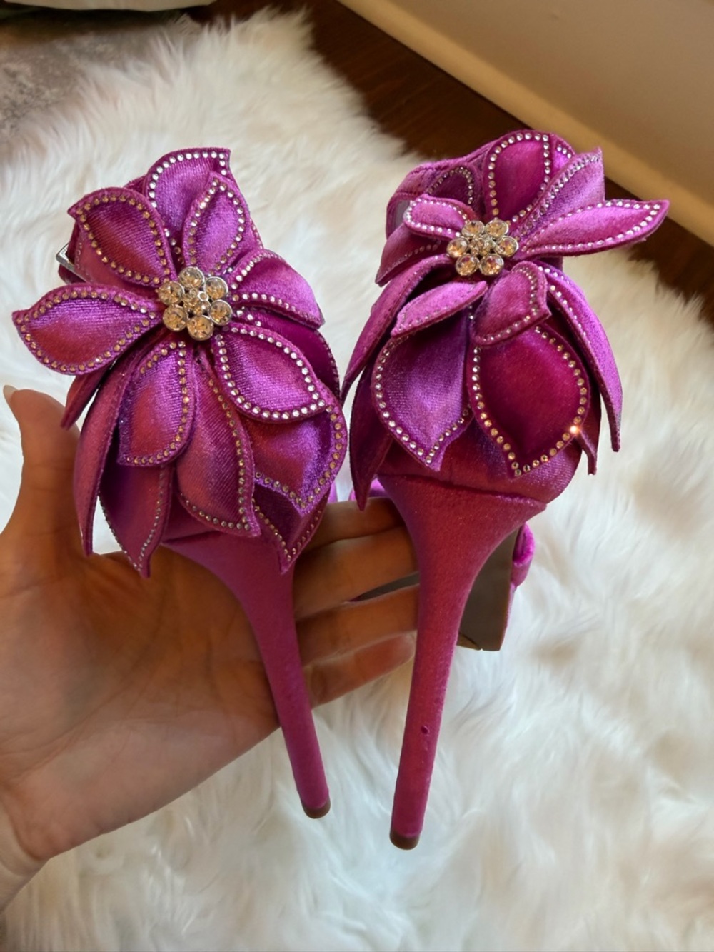 NEW Gianni Bini Karmello Velvet Flower Ankle Strap Platform Dress Sandals Size 9 - Picture 4 of 6